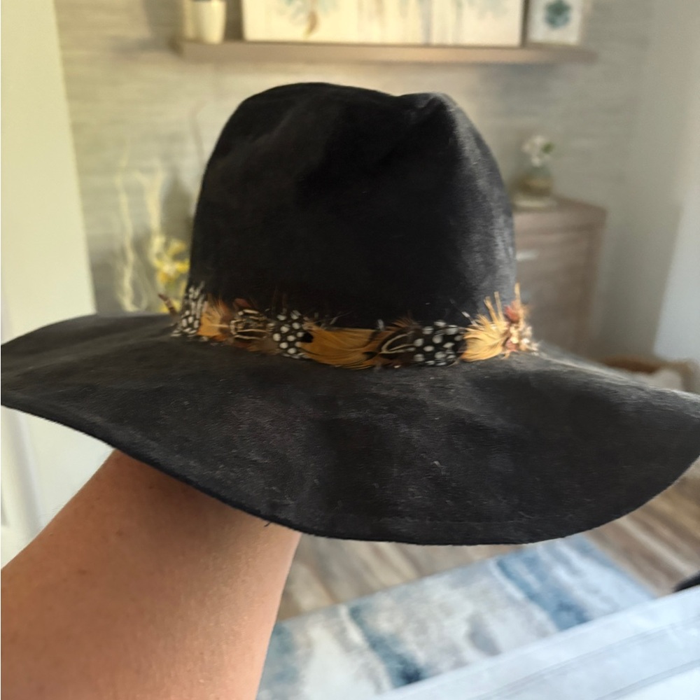 Hat wide brim, black with Feather Detail. Faux suede - Picture 6 of 6